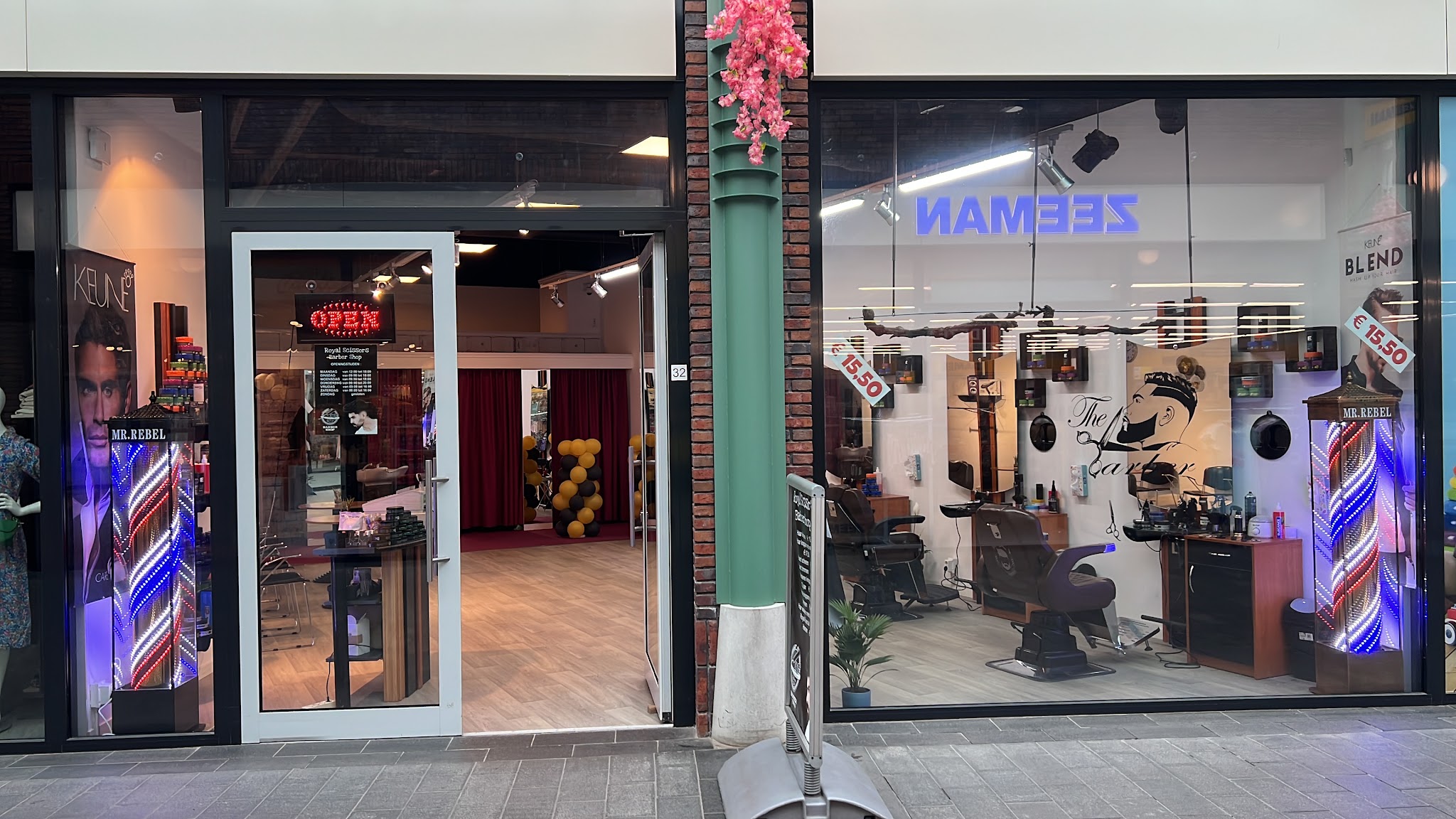 De winkelpui van Royal Scissors in Winkelcentrum Stein, met de barberpalen en de open deur