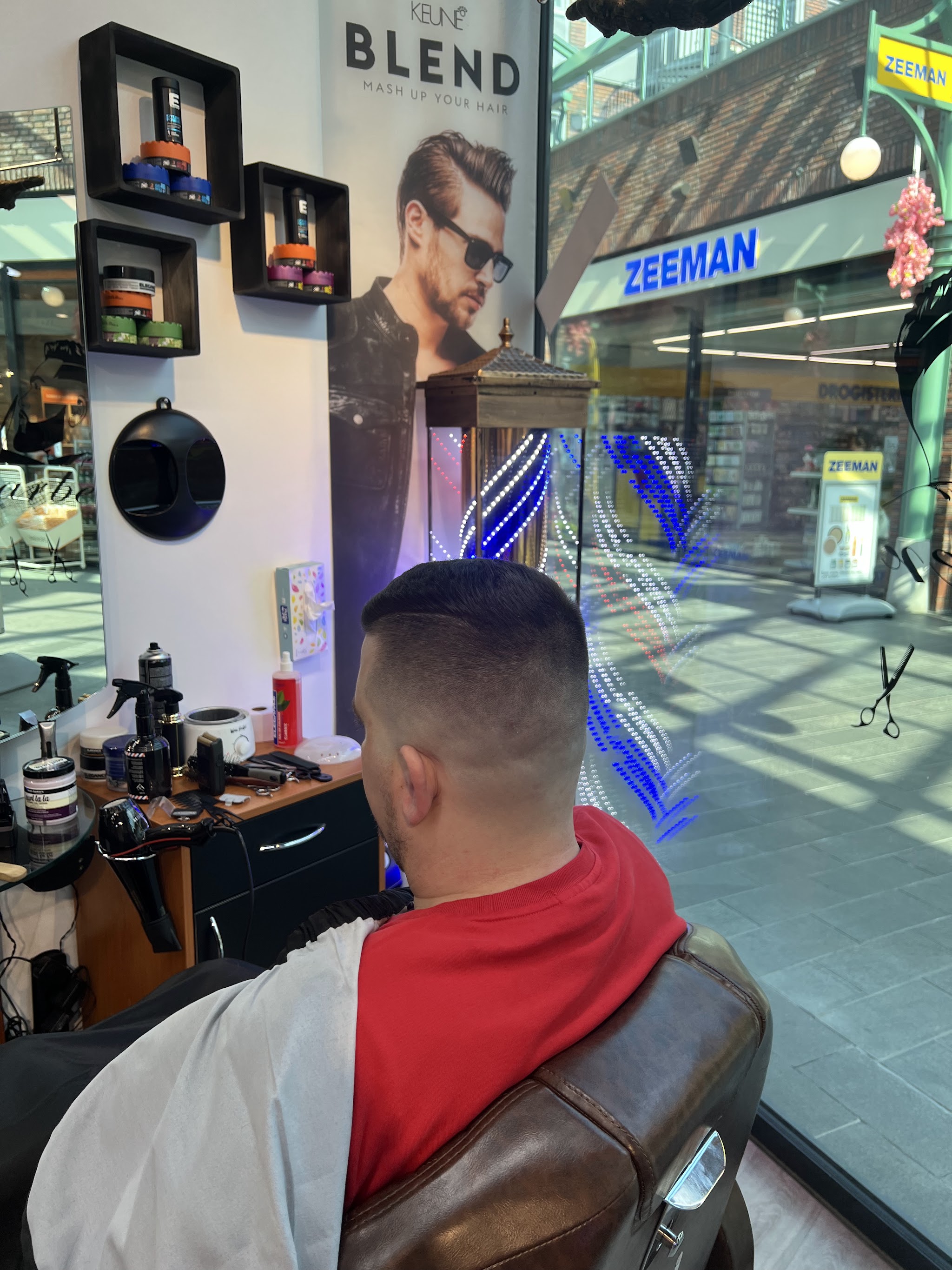 Een afgewerkte fade, van achteren gezien, in de stoel bij Royal Scissors